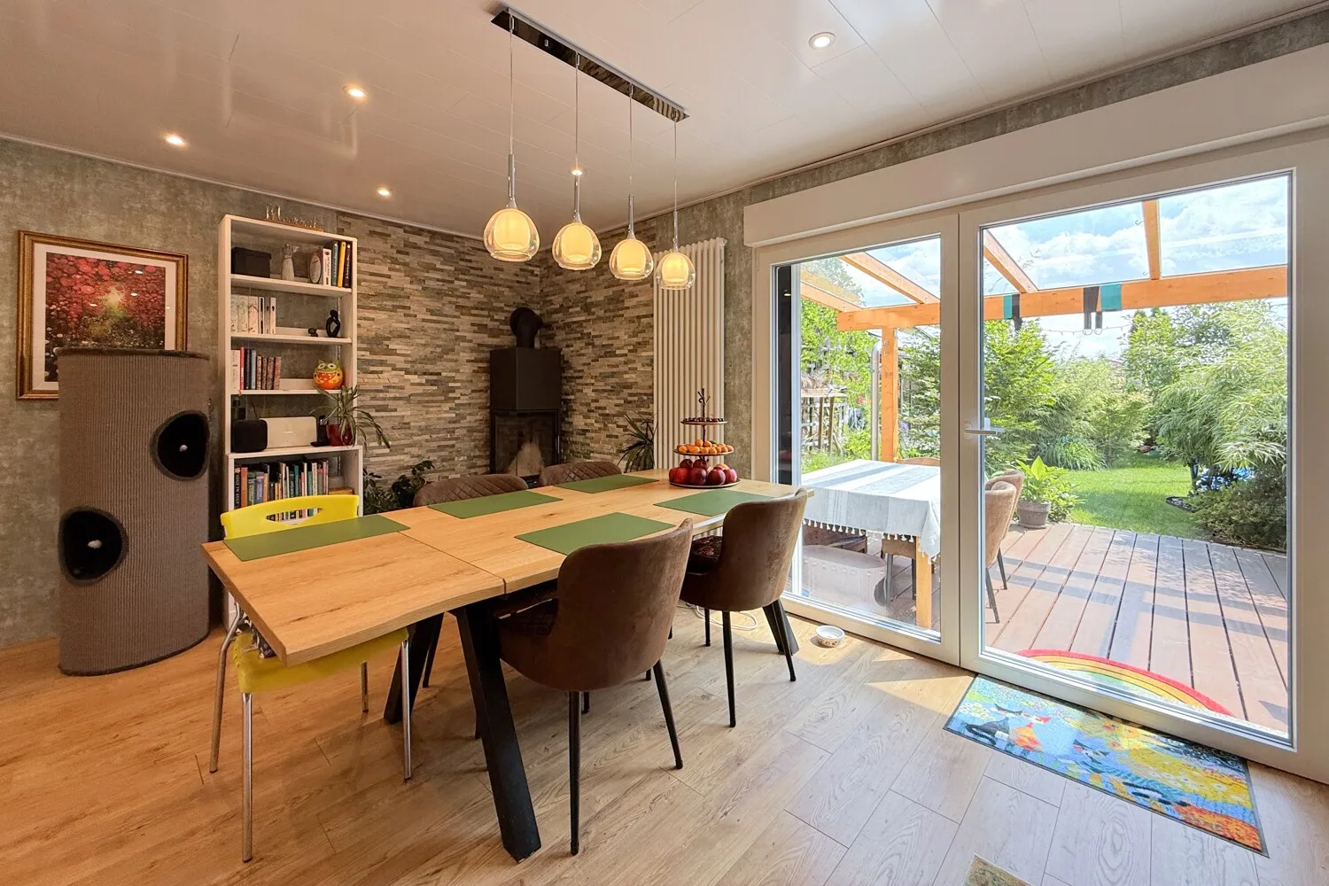 Wohnzimmer mit Blick in den Garten