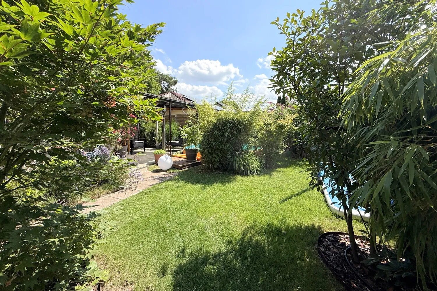 liebevoll angelegter Garten