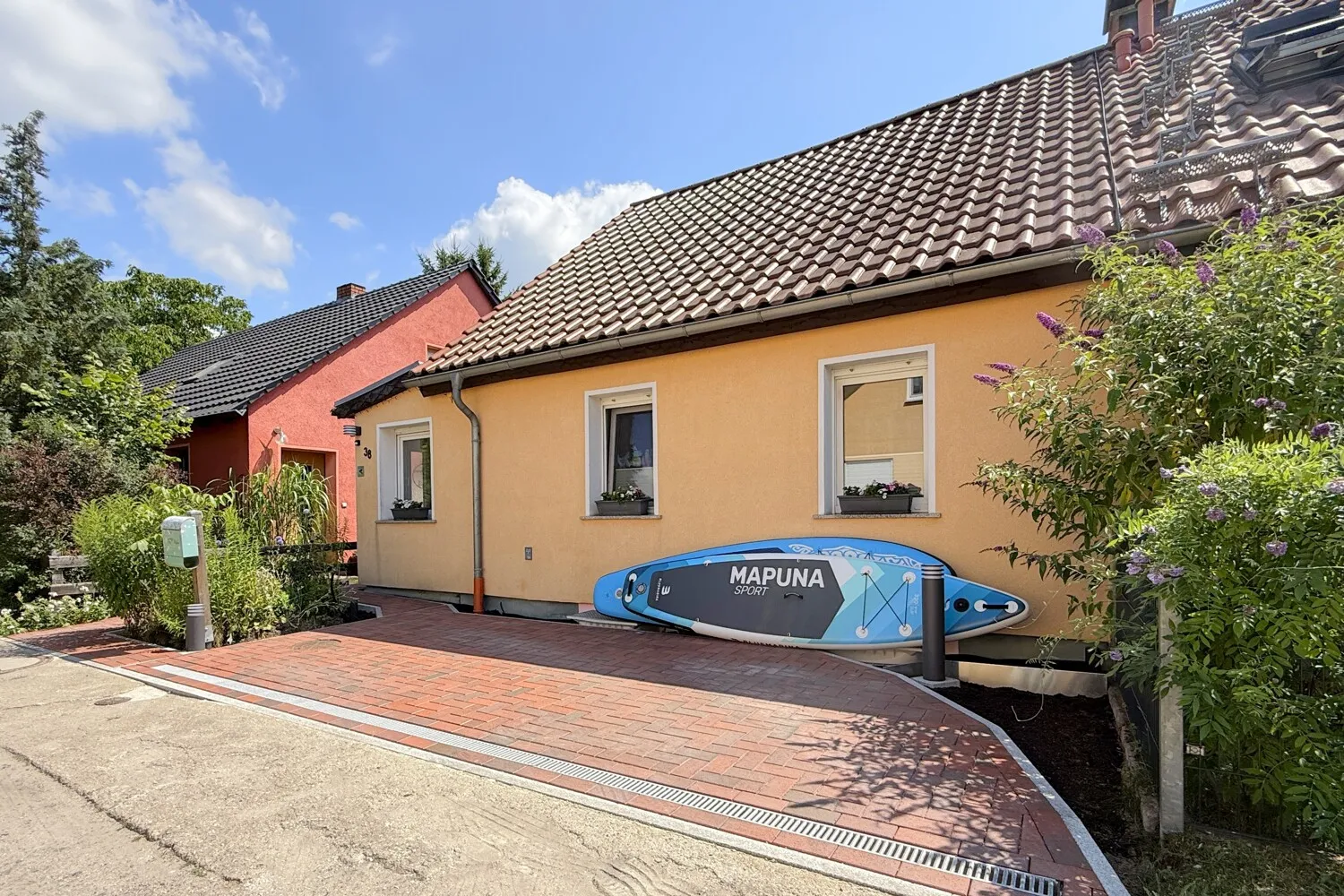 gepflasterter PKW-Stellplatz vor dem Haus