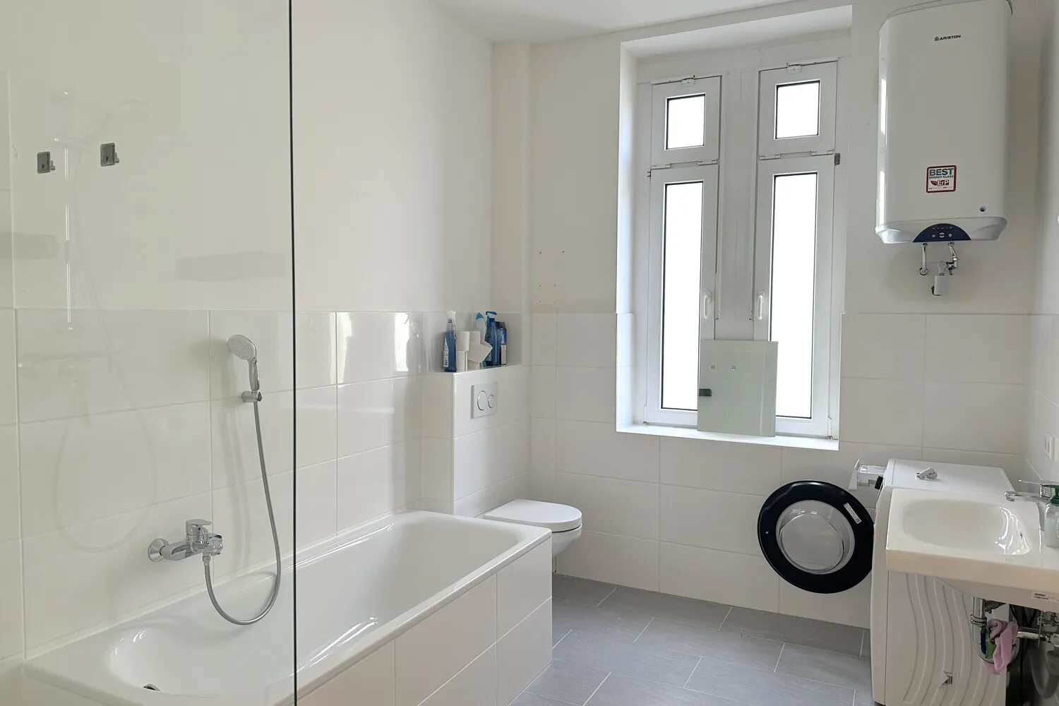 Badezimmer mit Badewanne und Dusche