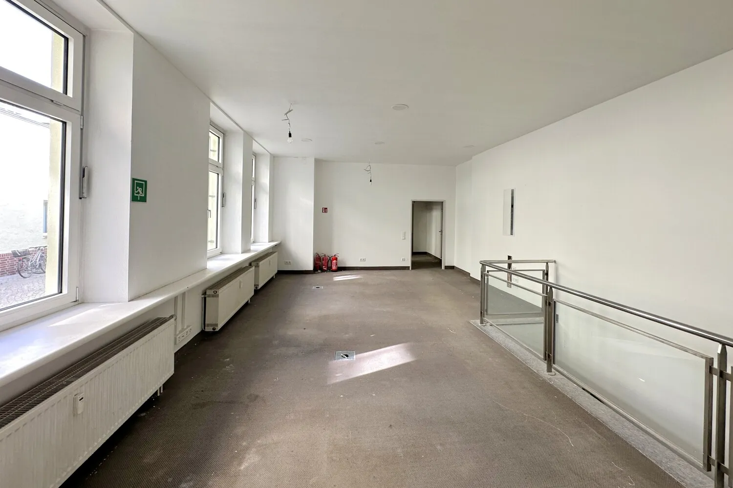 großer Büroraum mit vielen Fenstern