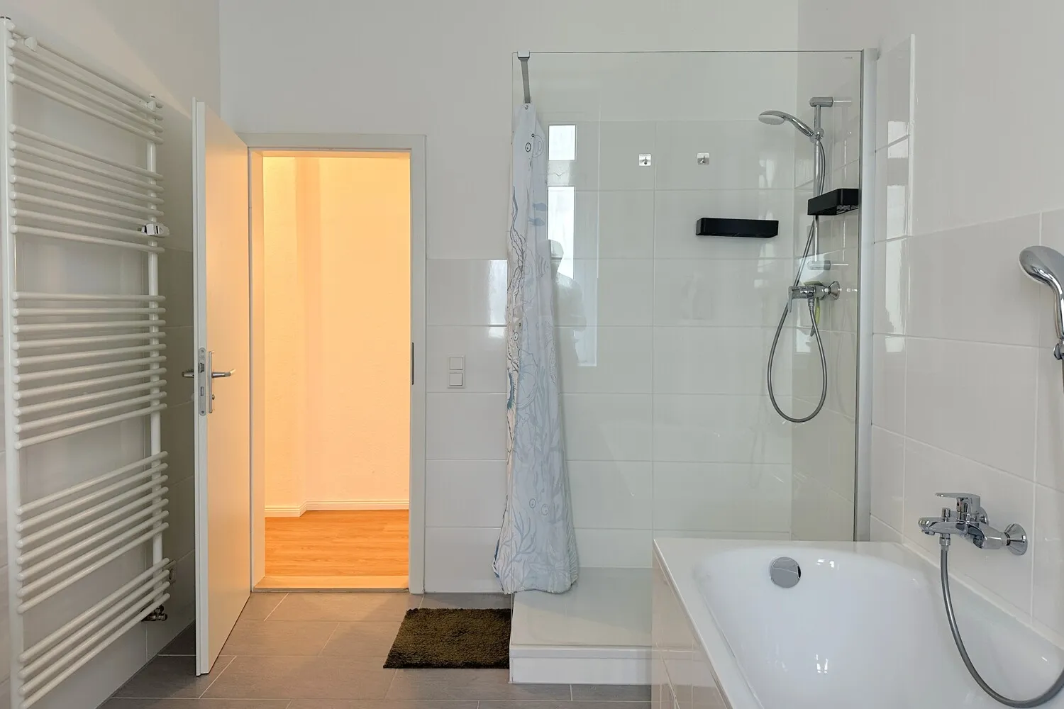 Badezimmer mit Badewanne und Dusche