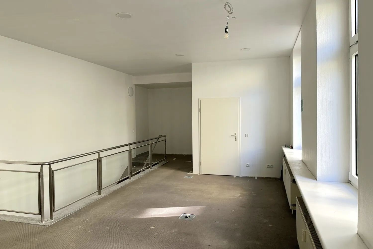Büroraum mit Treppe zum Keller