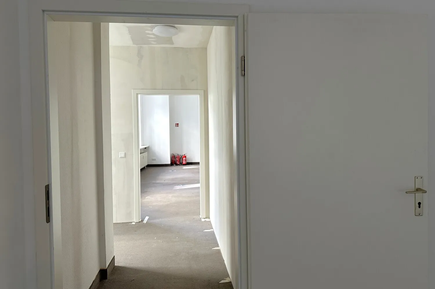 separater Eingang zum Ladenlokal und den Büro- und Lagerflächen