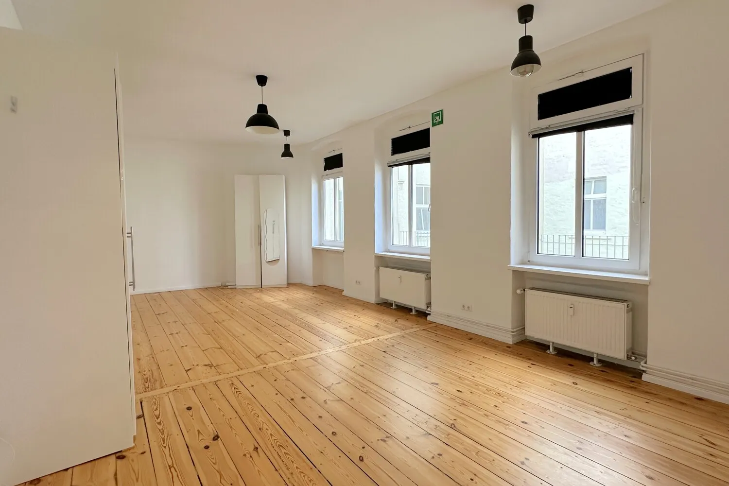 großes Wohnzimmer mit Dielenboden