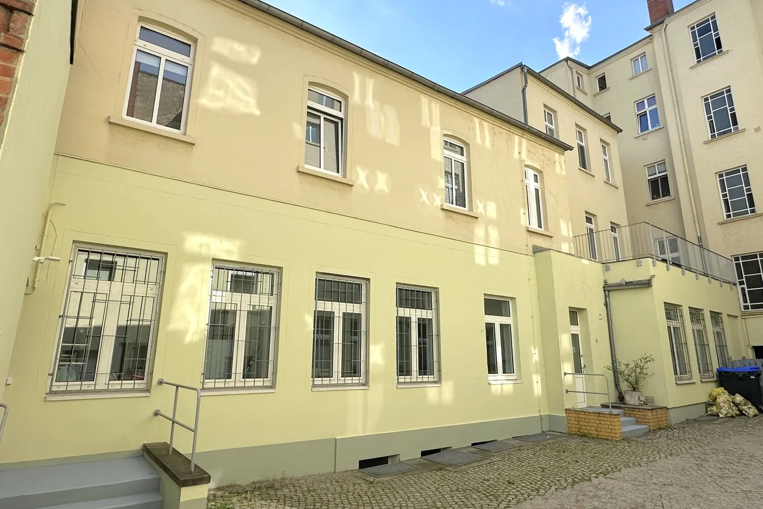 Nebengebäude mit Büro- und Lagerflächen sowie der 3-Zimmer-Wohnung