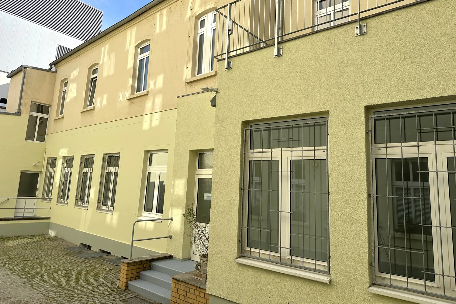Nebengebäude mit Büro- und Lagerflächen sowie der 3-Zimmer-Wohnung
