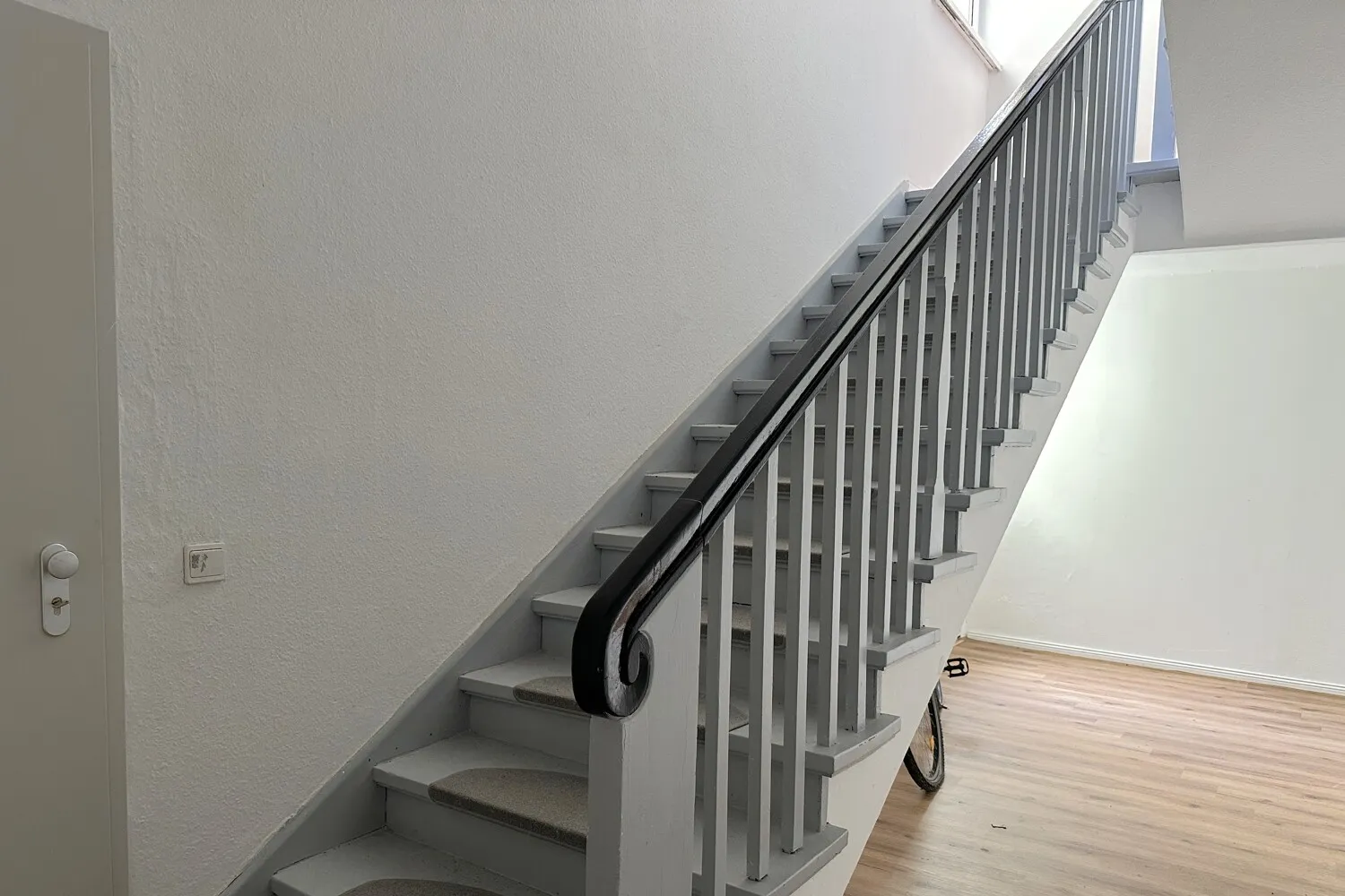 Treppe im Hinterhaus mit Zugang zu den Büro- und Lagerflächen und der Wohnung