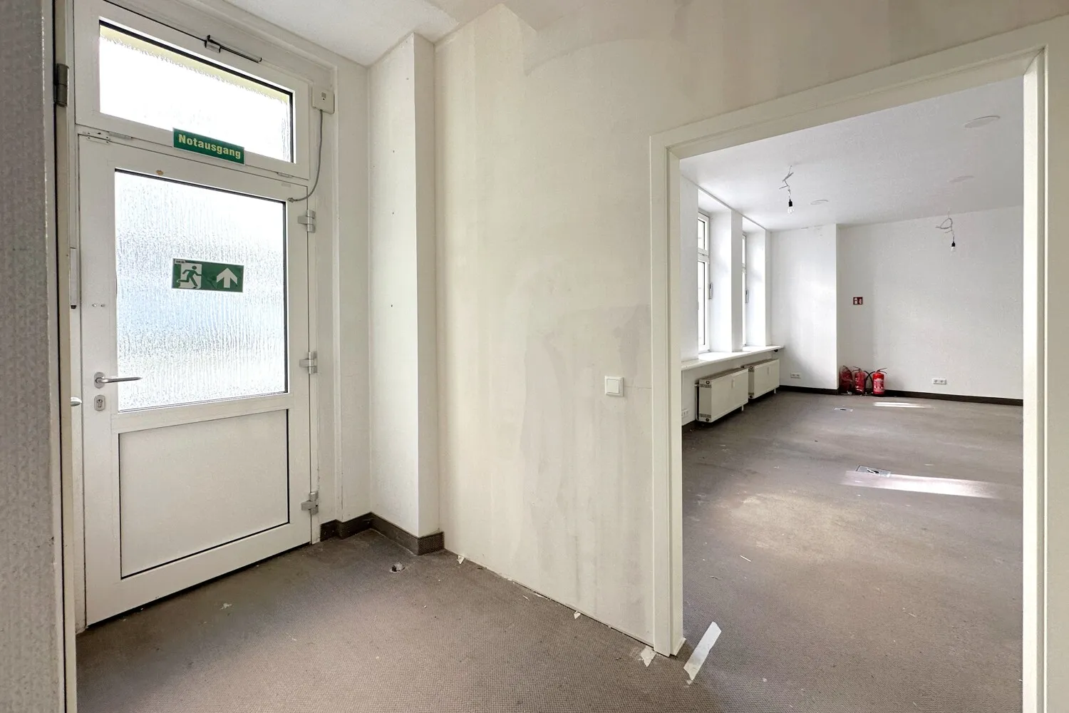 hofseitiger Eingang zum Ladenlokal und den Büro- und Lagerflächen