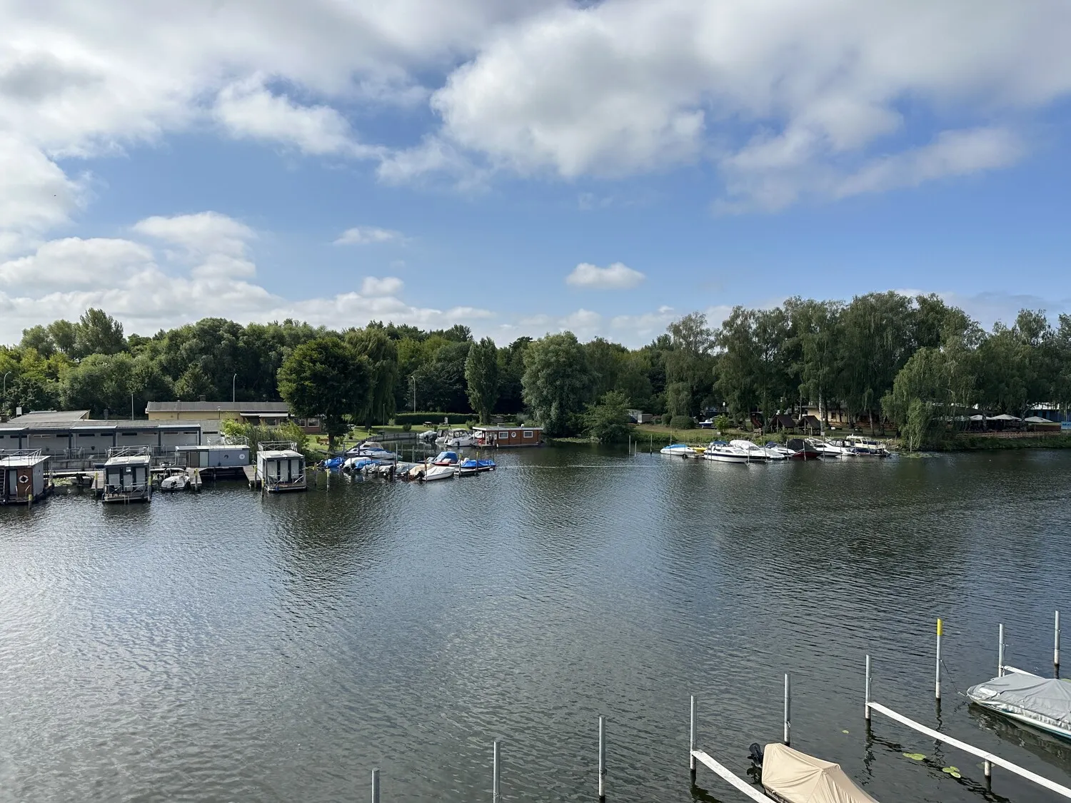 Blick über´s Wasser zur Natur