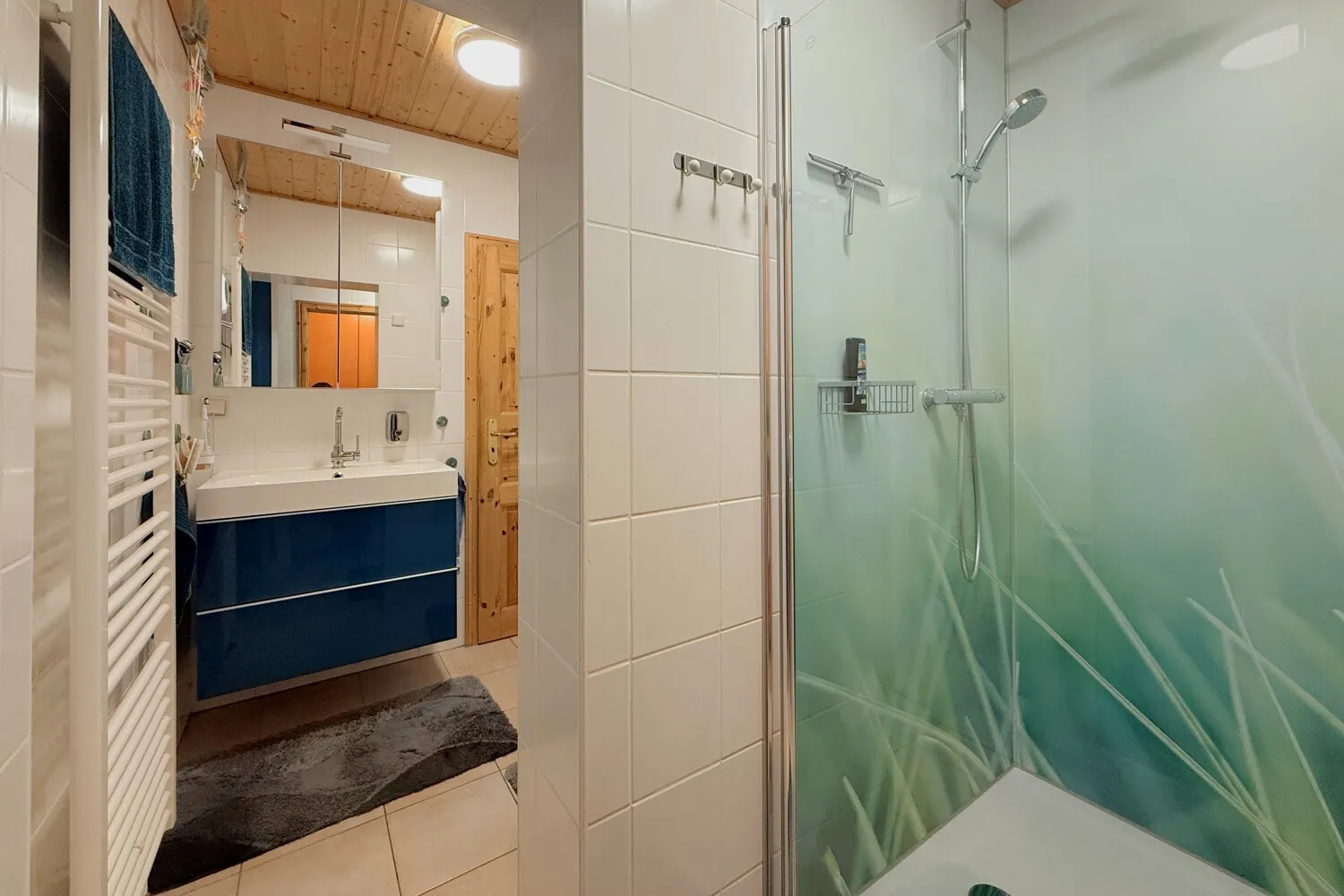 kleines Badezimmer mit Dusche