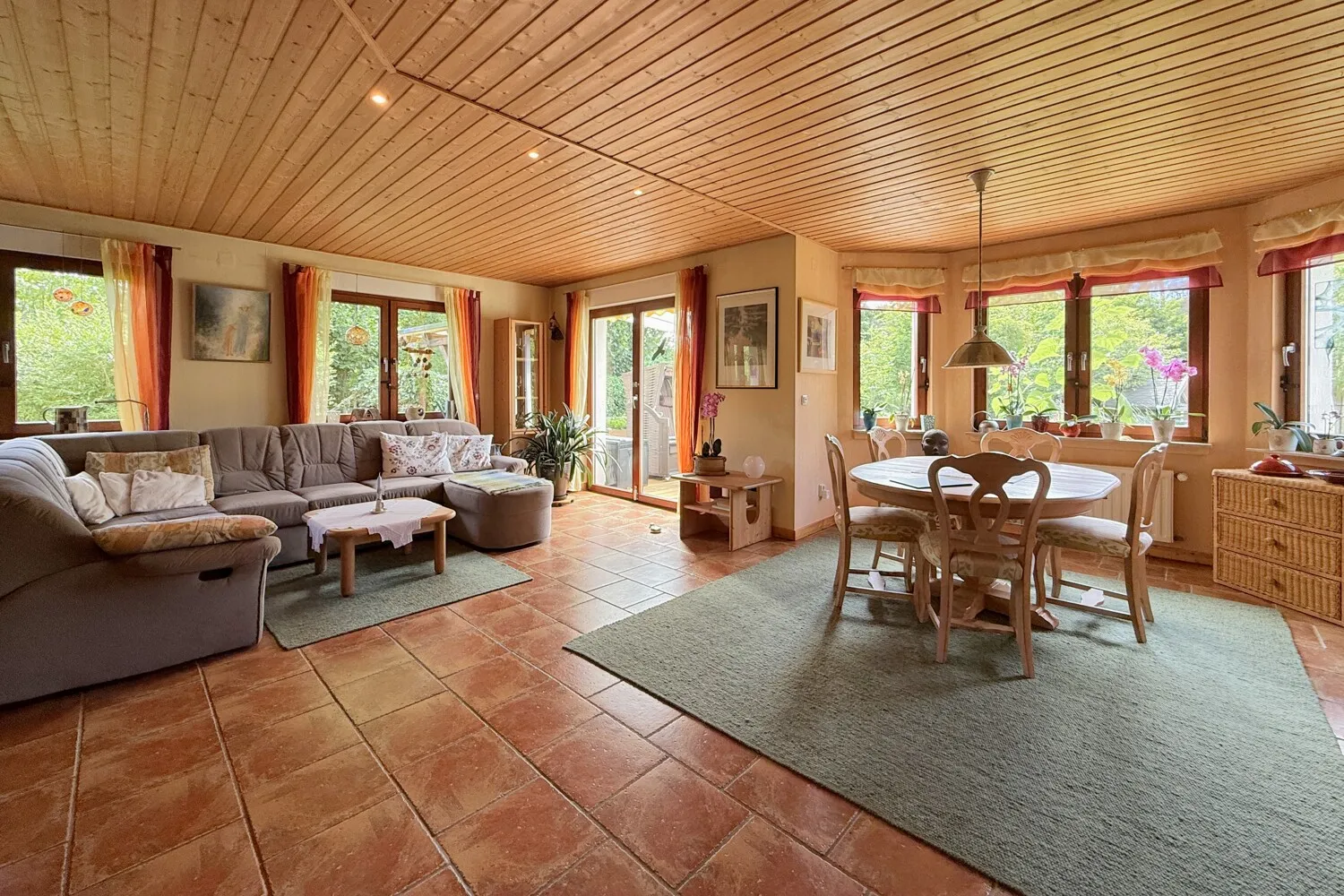 großes Wohn- und Esszimmer mit Erker