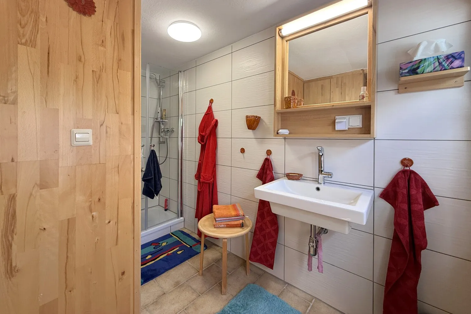 Badezimmer mit Dusche und separatem WC