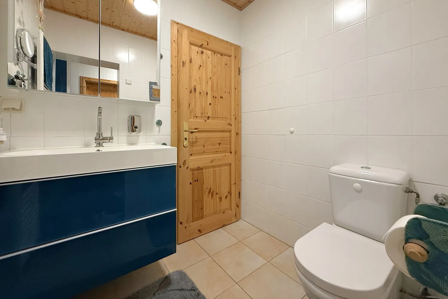 Badezimmer mit zwei Zugängen