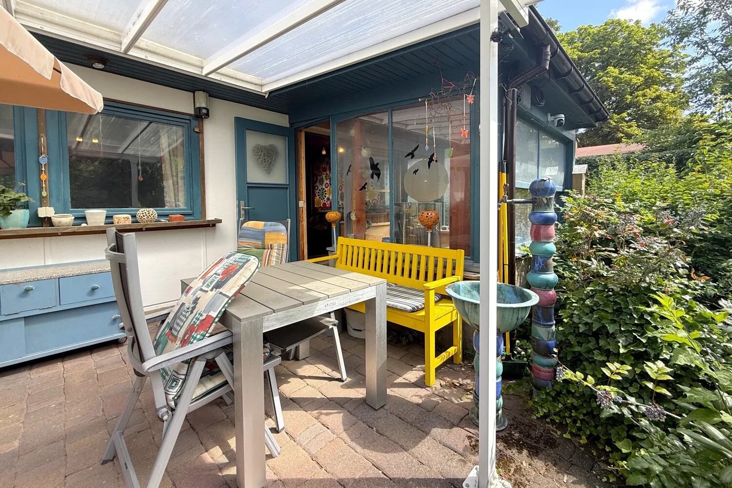 überdachte Terrasse vom separaten Bungalow