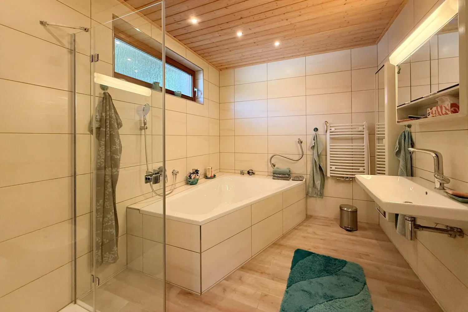 Bad en Suite mit großer Badewanne und Dusche