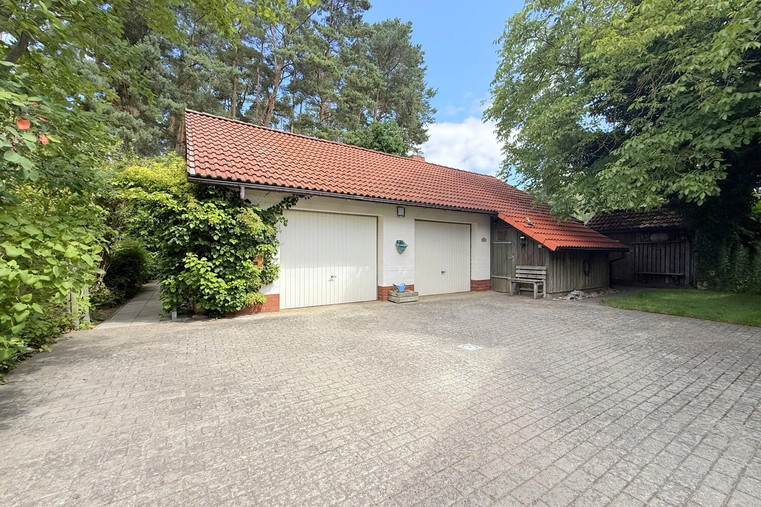 große Doppelgarage mit Werkstatt und Lagerräumen