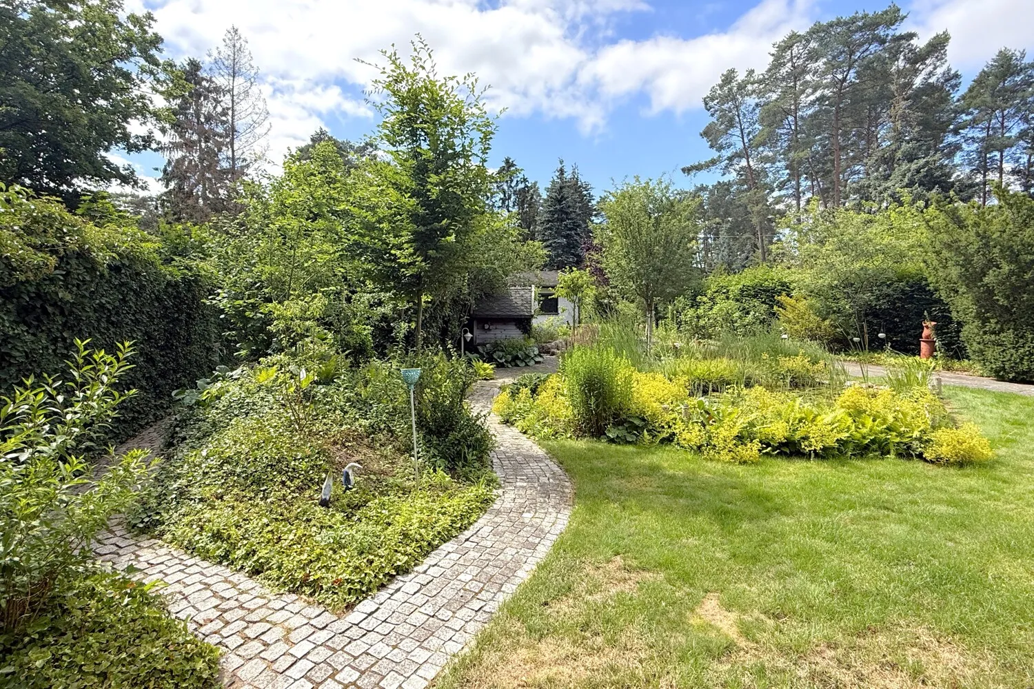 Blick von der Terrasse in den Garten