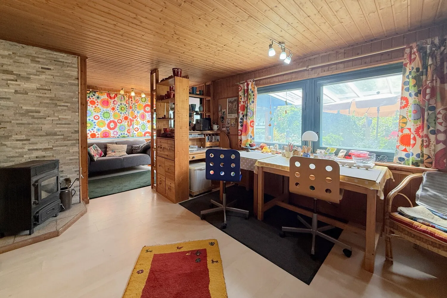 Wohnzimmer mit Blick in den Garten (Bungalow)