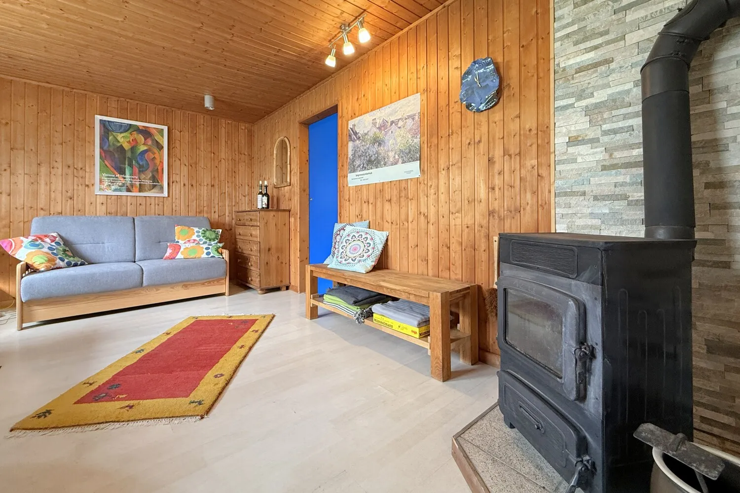 heller Wohnbereich mit Kamin (Bungalow)