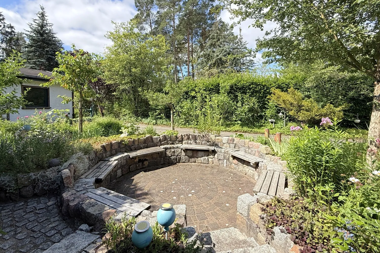 stilvoller Grillplatz im Garten