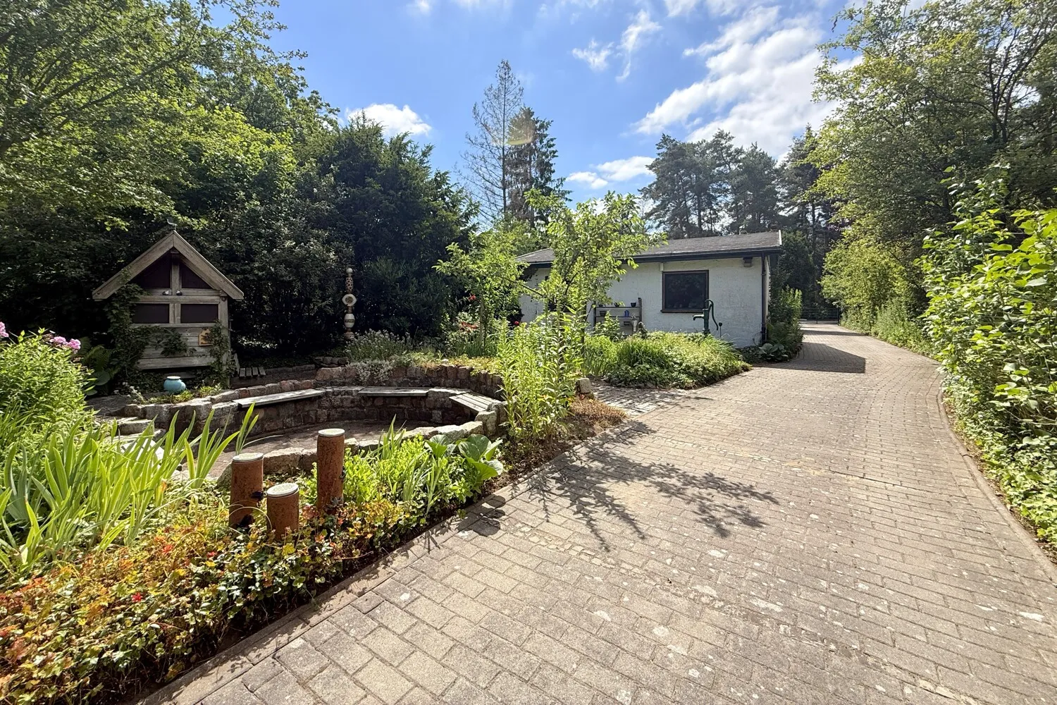 Auffahrt durch den Garten