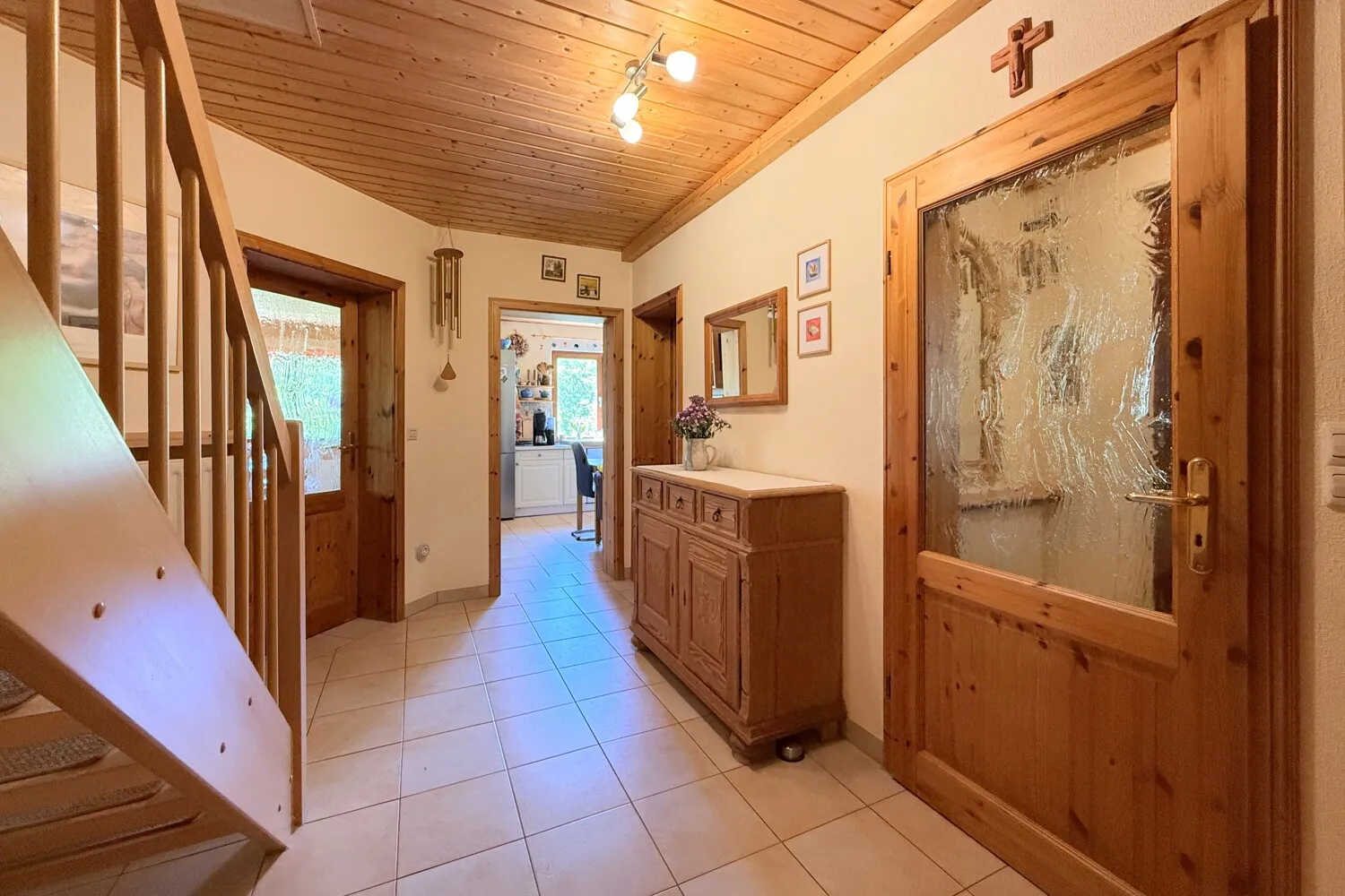 offener Eingangsbereich mit Garderobe