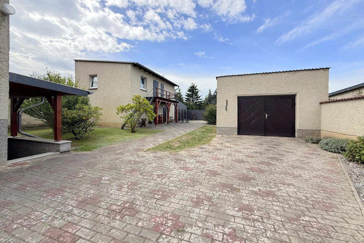 Garage und Nebengebäude mit viel Platz