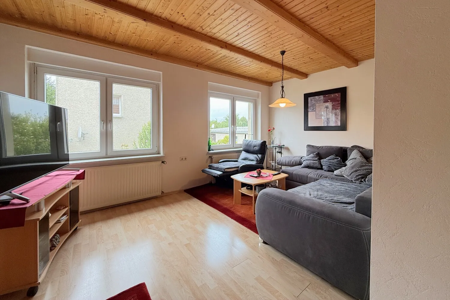 geräumiges Wohnzimmer mit Blick in den Innenhof