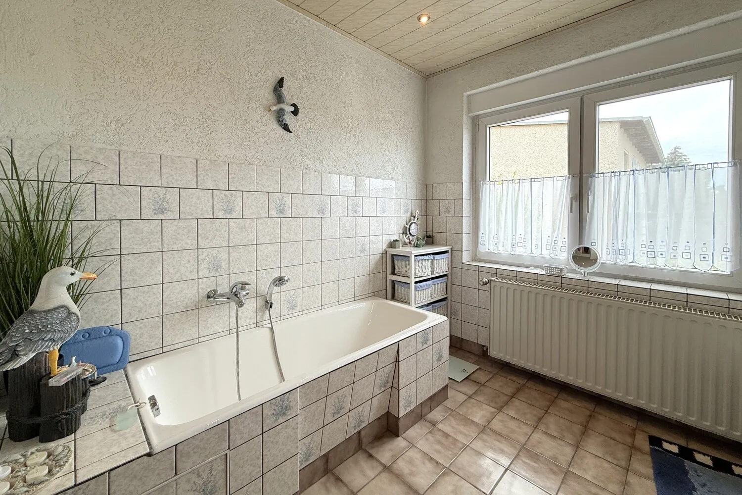 Badezimmer mit Badewanne und Dusche