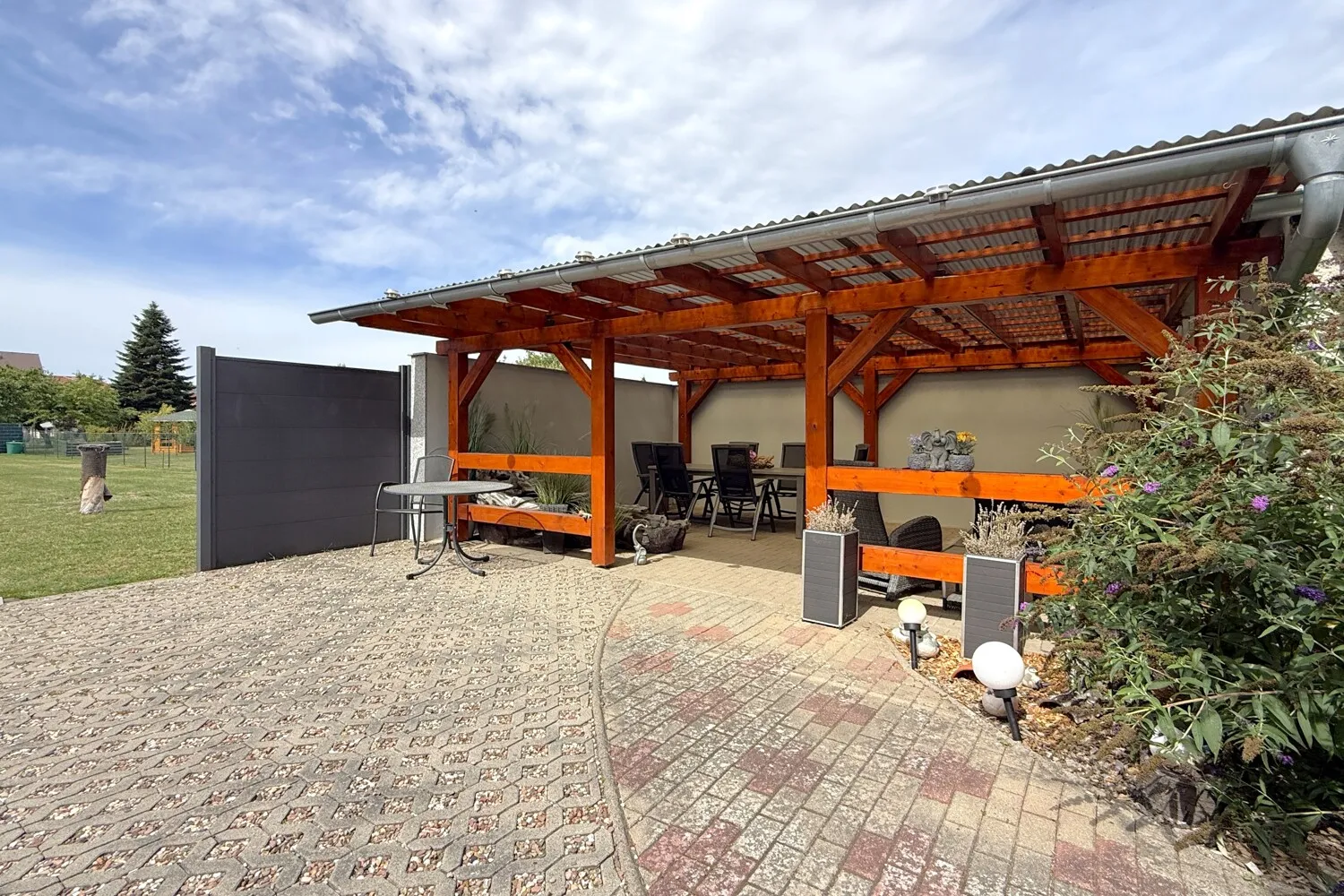 große überdachte Terrasse