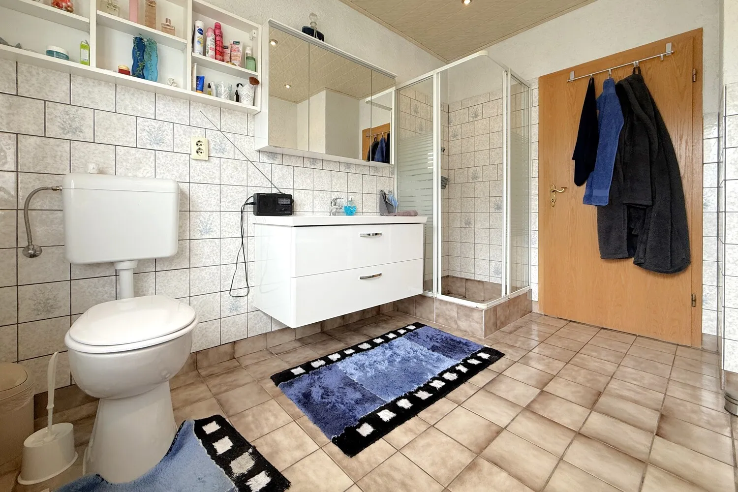 geräumiges Tageslichtbad mit separater Dusche