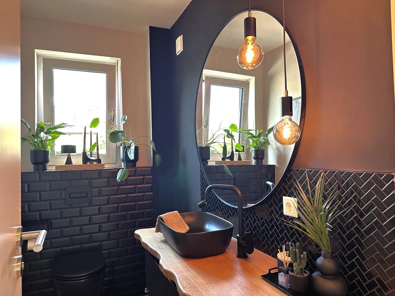 Stilvoll gestaltetes Gäste-WC mit modernem Waschtisch und markanten Designakzenten