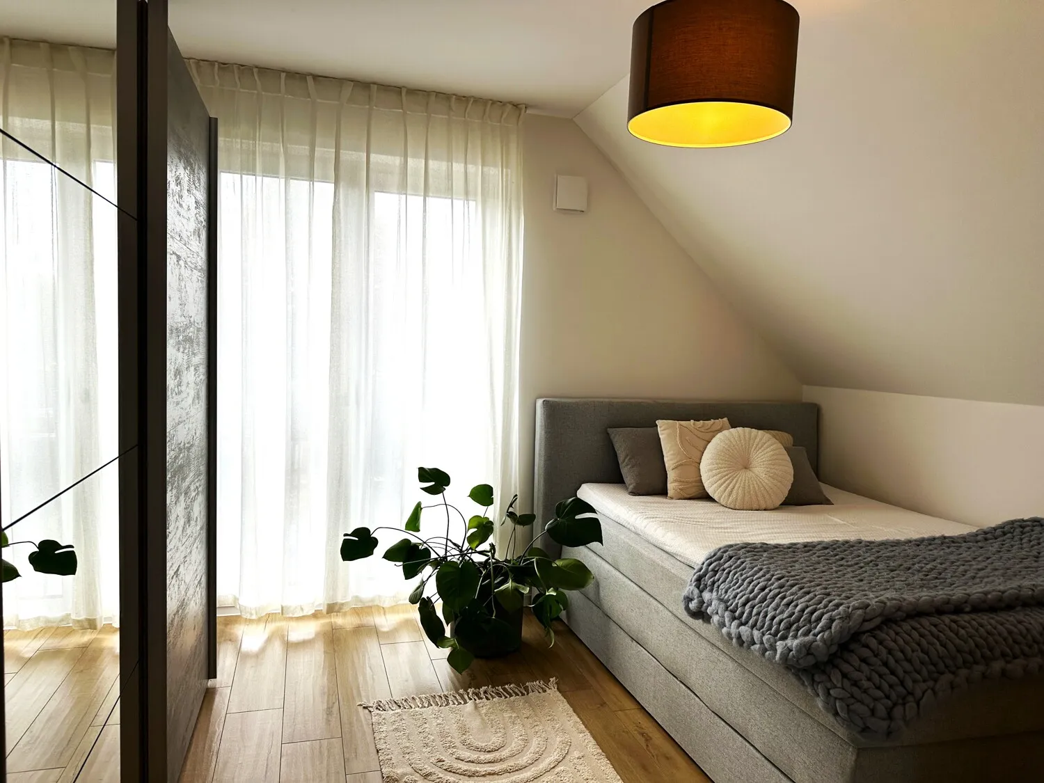 Gemütliches Gäste-/Kinderzimmer mit bodentiefen Fenstern und viel natürlichem Lichteinfall