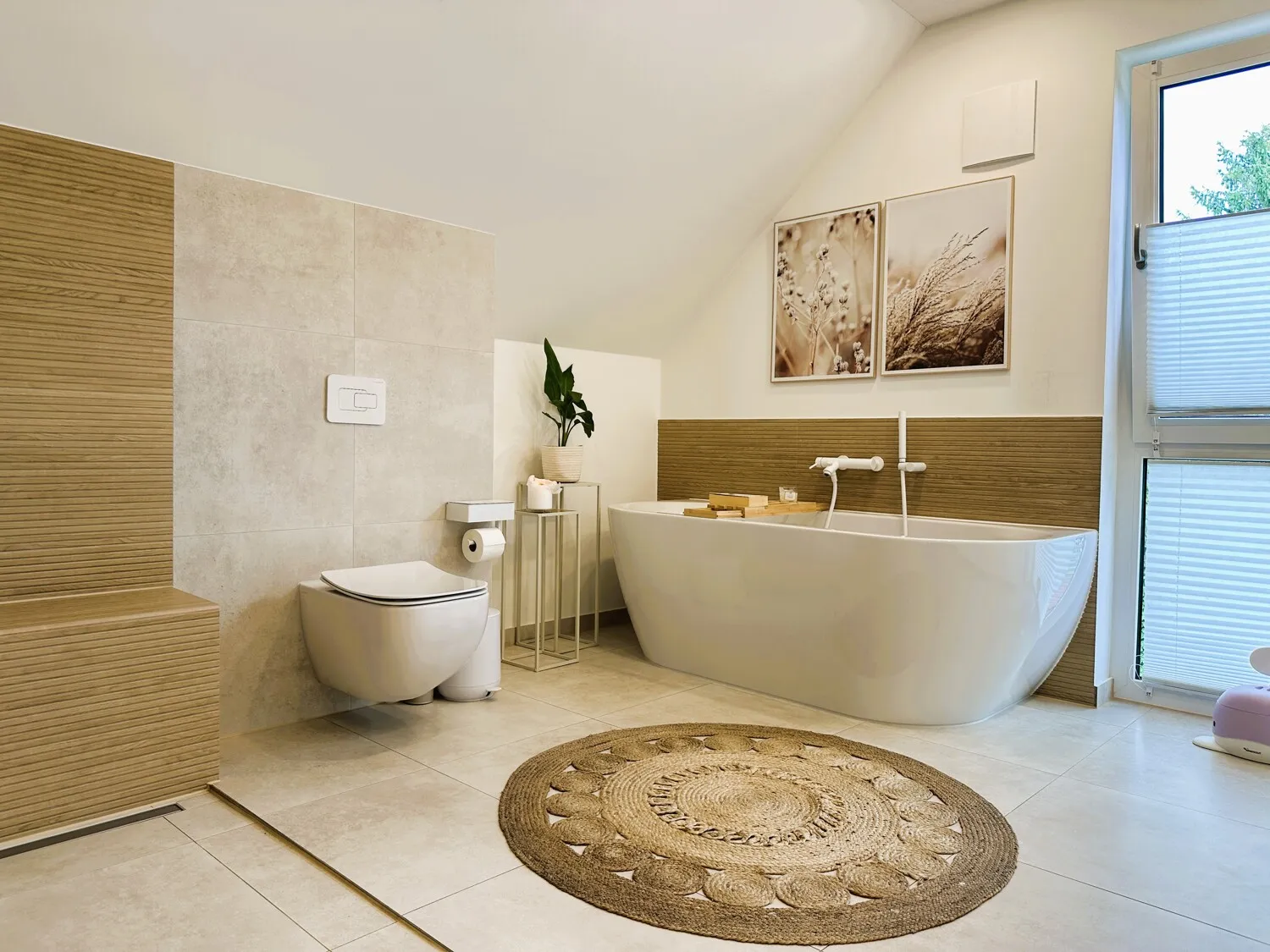 Großzügiges Tageslichtbad mit freistehender Badewanne, bodengleicher Dusche und moderner Ausstattung
