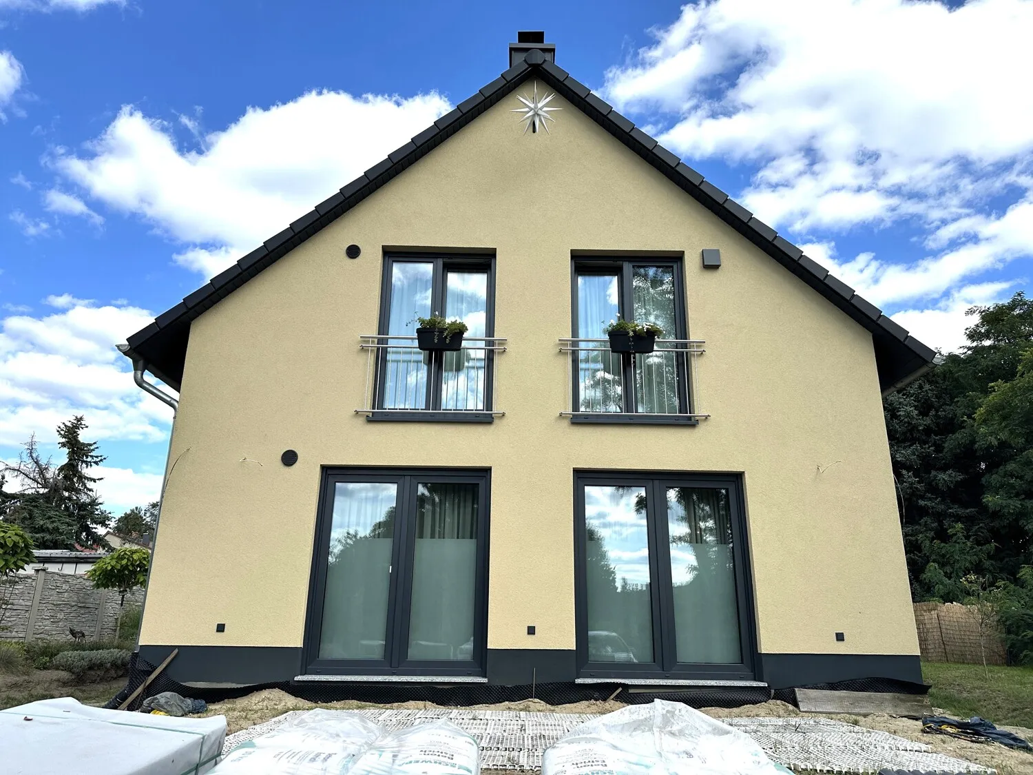 Modernes Einfamilienhaus mit großzügigen Fensterflächen und zeitloser Fassadengestaltung
