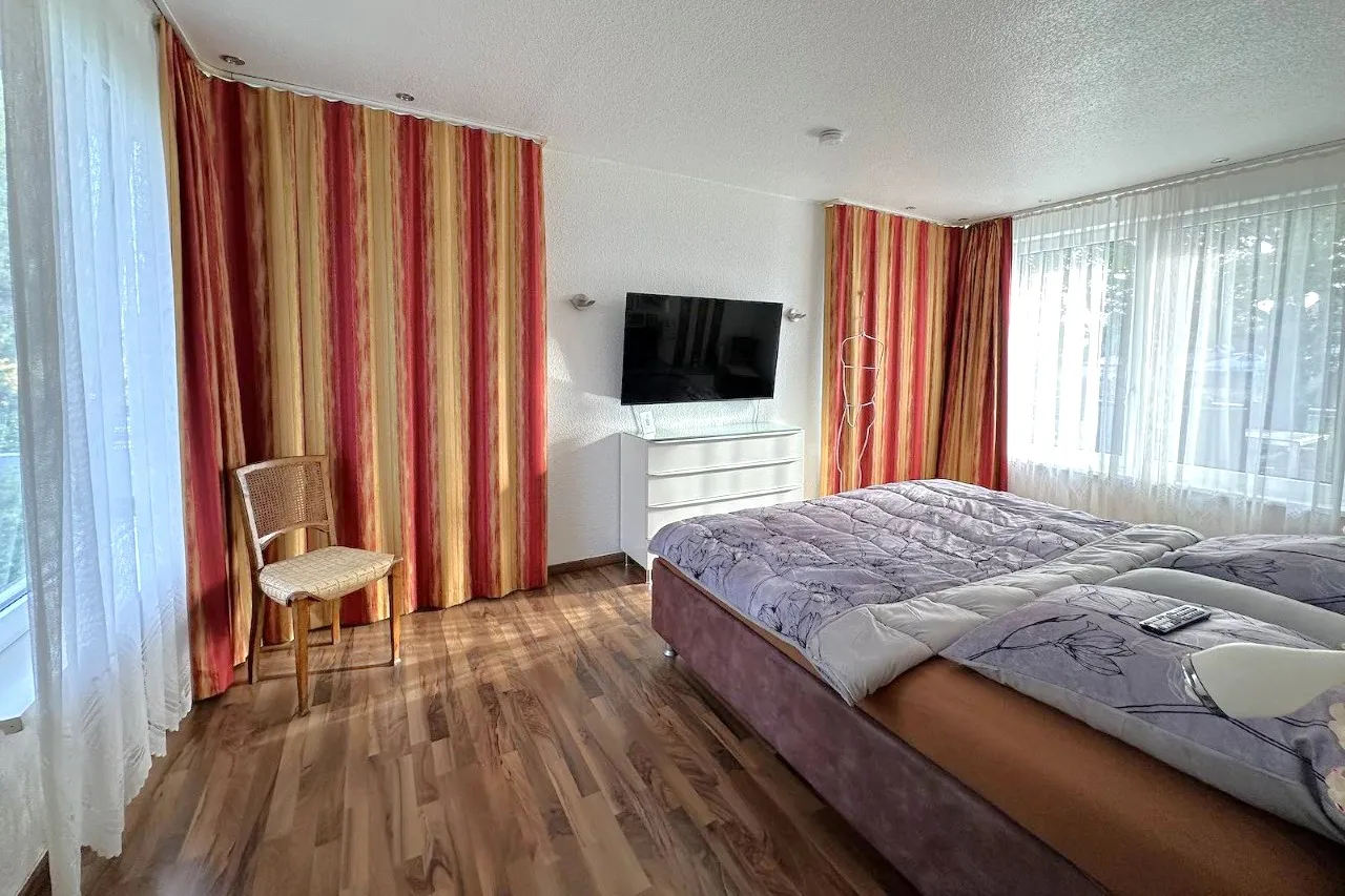 geräumiges Schlafzimmer mit traumhafter Aussicht