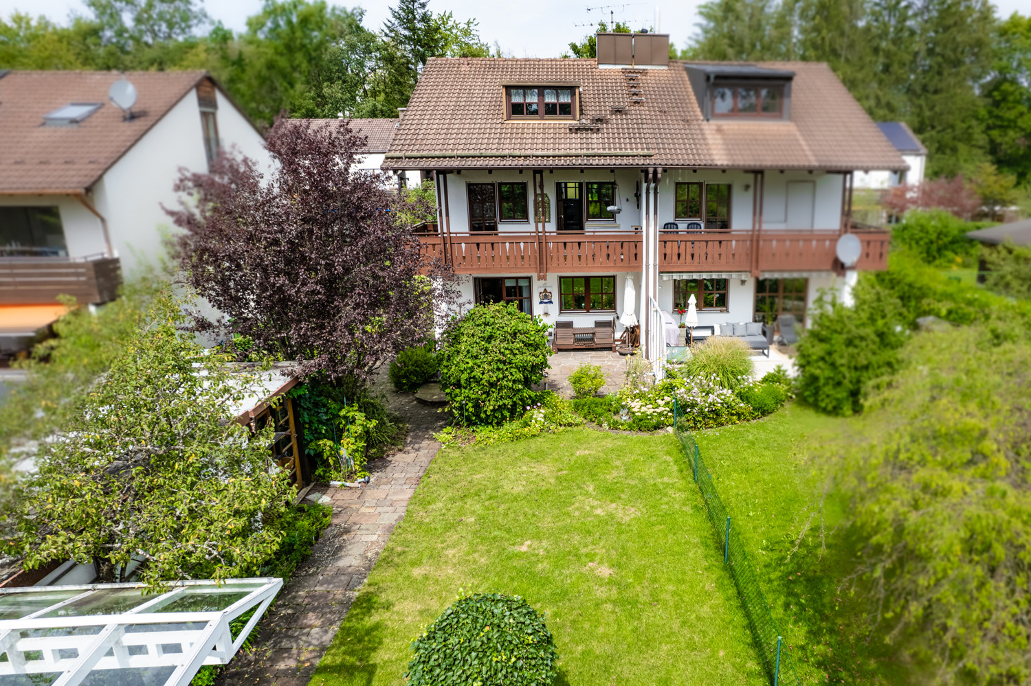 Hausansicht Terrasse und Garten