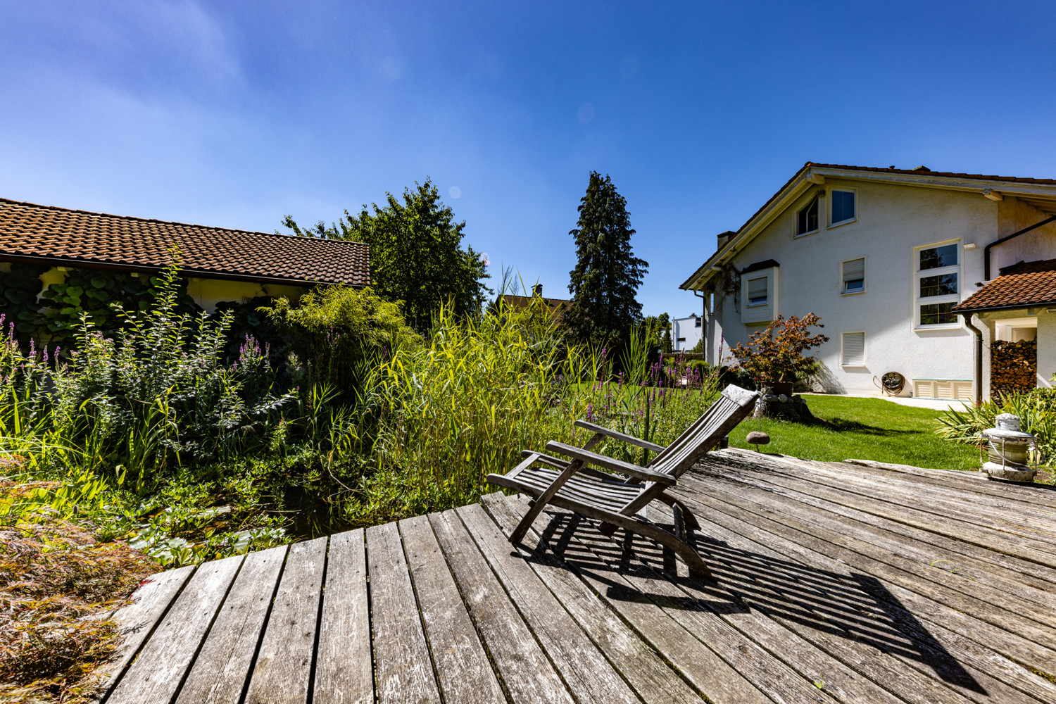 Teich mit Holzterrasse