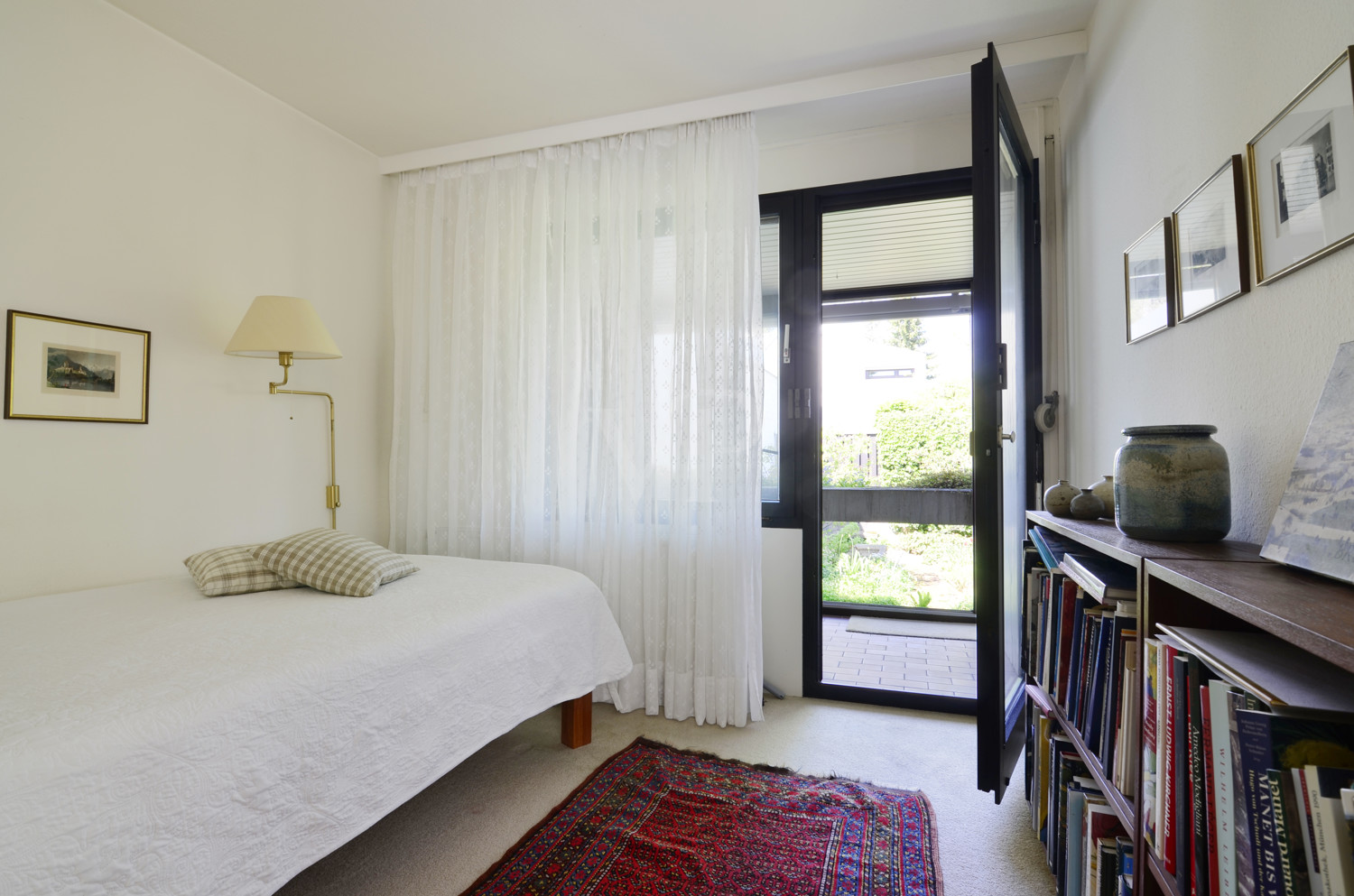 Schlafzimmer mit Blick in den Wintergarten