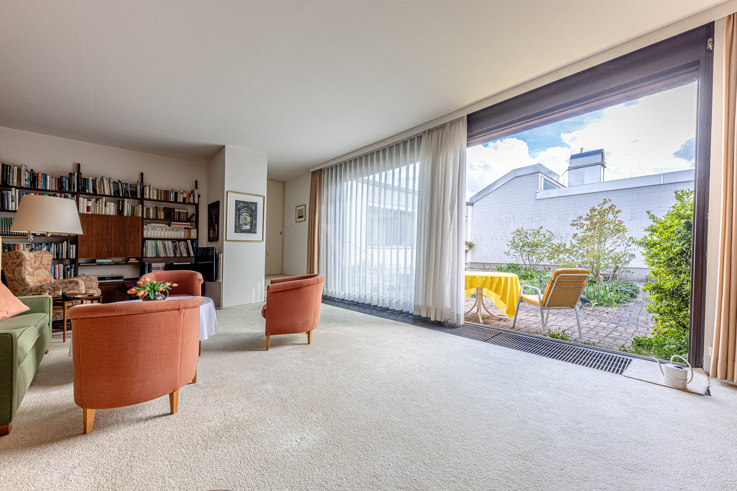 Wohnzimmer mit Blick auf die Terrasse