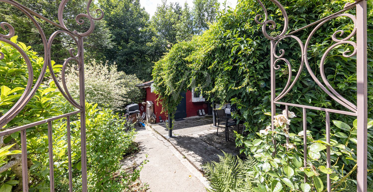 Laube und Gartenhaus