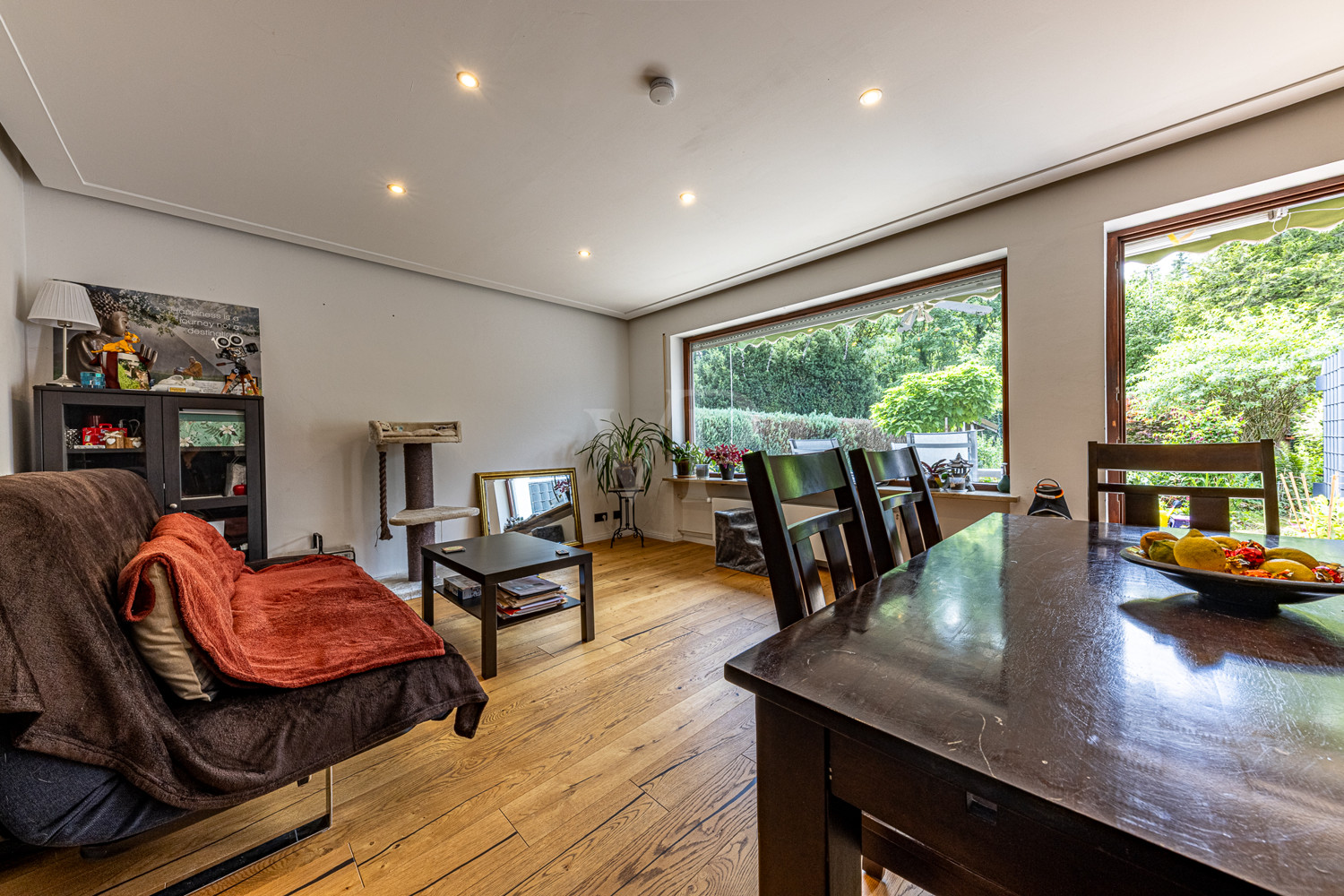 Wohn-Esszimmer mit Zugang zur Terrasse