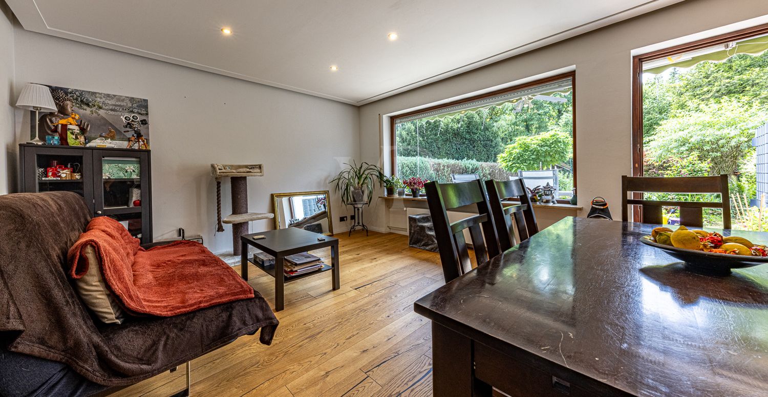 Wohn-Esszimmer mit Zugang zur Terrasse