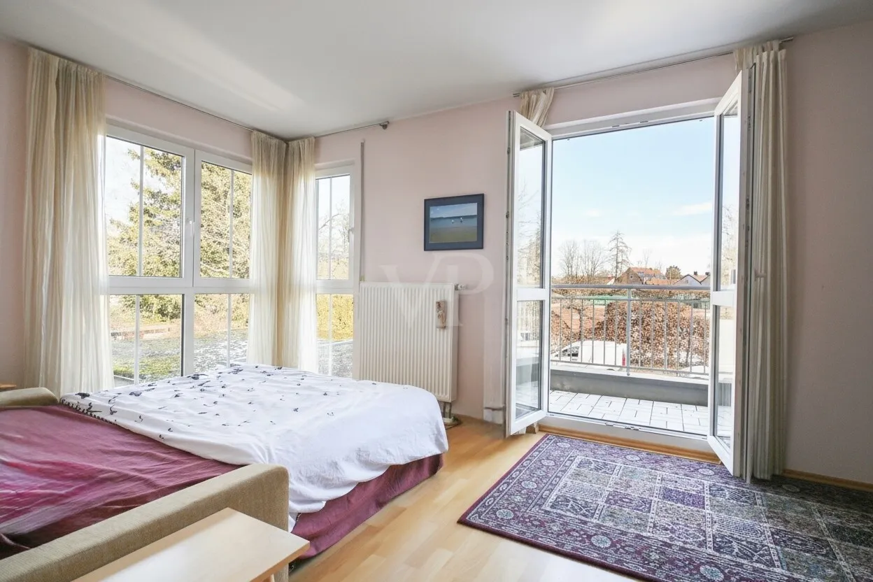 Schlafen Obergeschoss mit Blick auf den Balkon