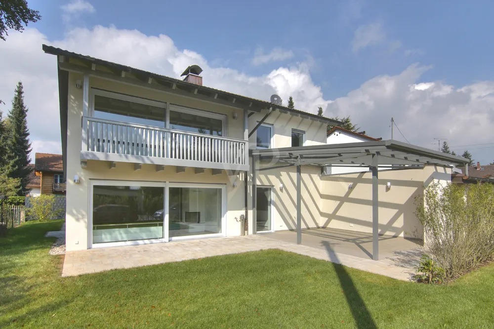 Südansicht mit Terrasse und überdachter Pergola