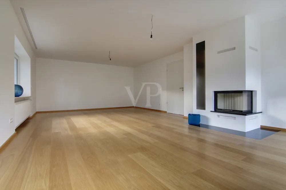 Wohnzimmer mit Essplatz und Kamin im Erdgeschoss