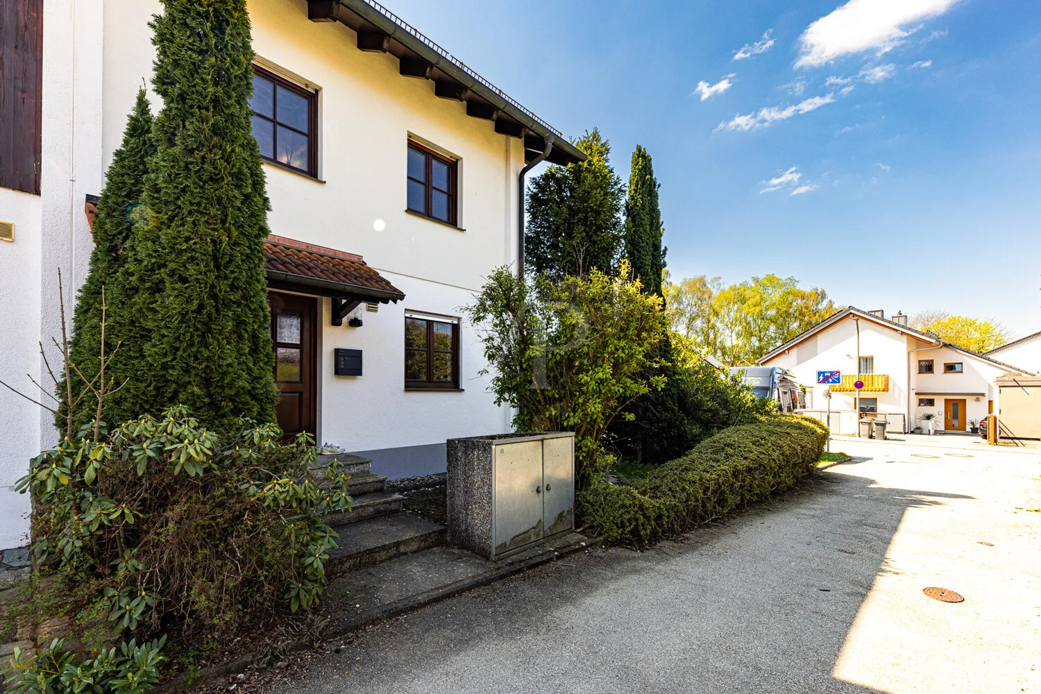 Hausansicht Eingangsbereich/Spielstraße