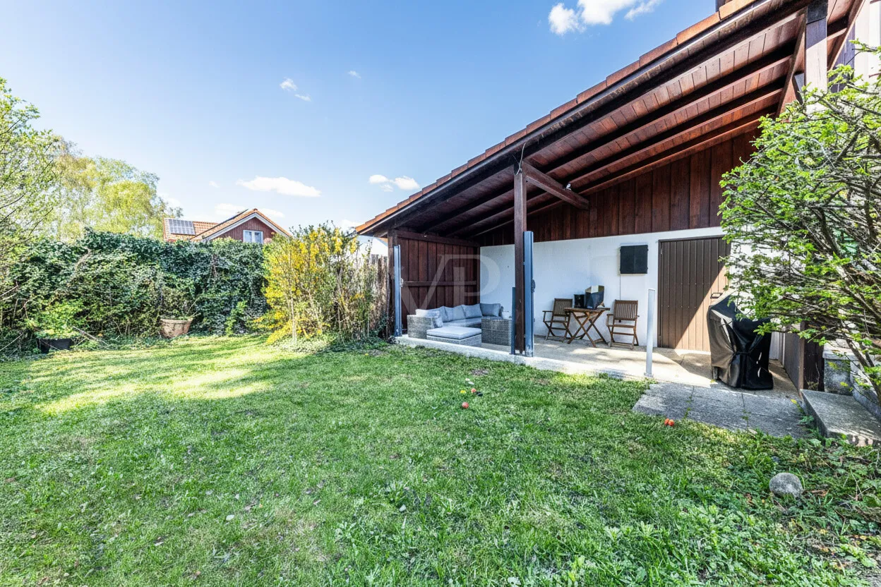 Garten mit Blick zur überdachten Terrasse