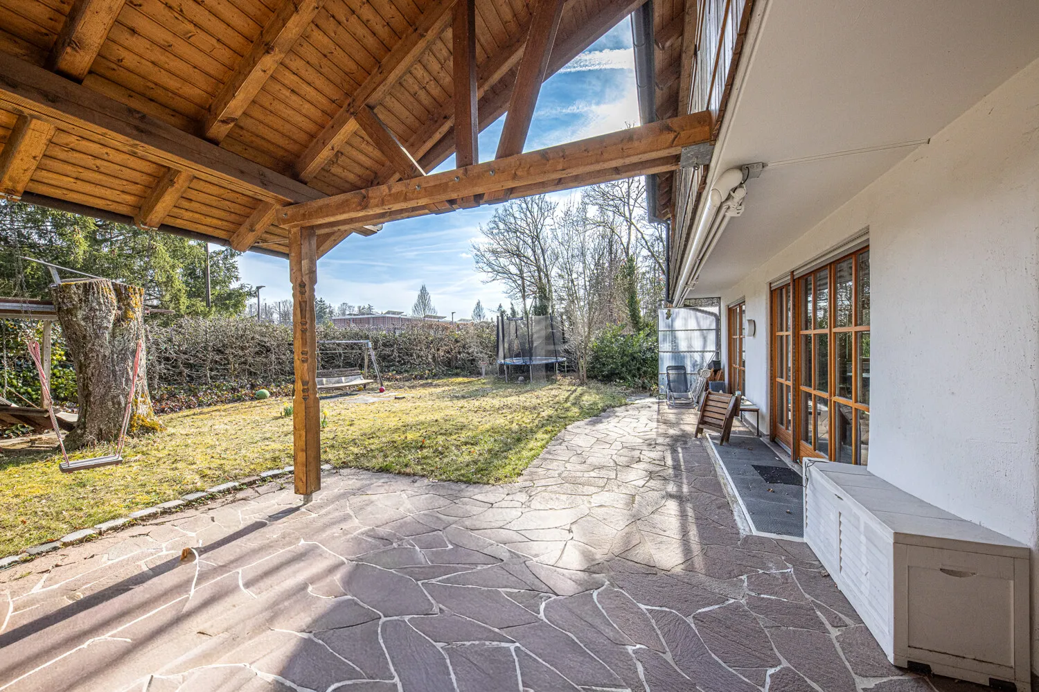 Terrasse mit Blick in den Garten